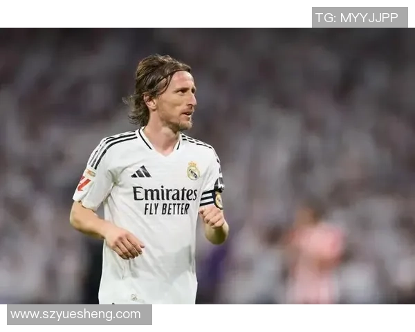 《传奇足球巨星的绿茵传奇：从草根到巅峰的拼搏故事》